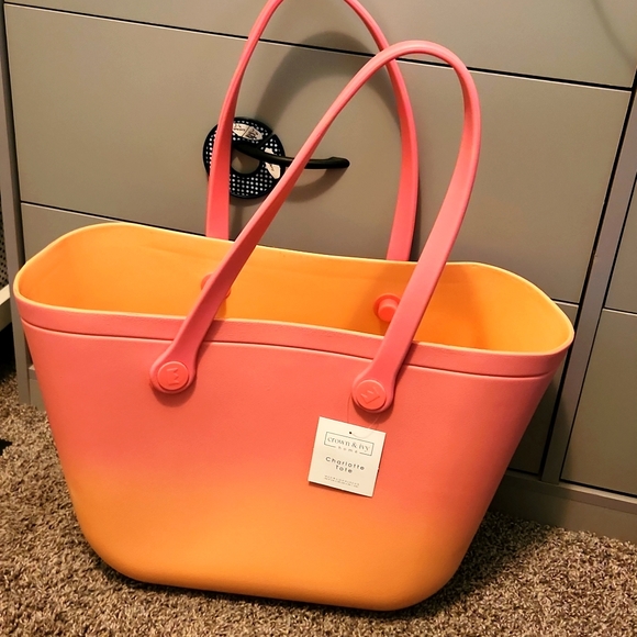 Crown & Ivy Charlotte Ombre Beach Tote - Picture 1 of 5